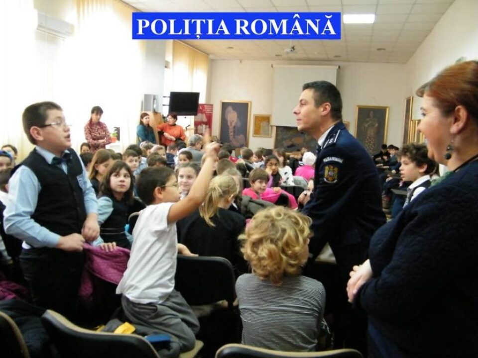 Activități preventive și de informare desfășurate de polițiști pentru marcarea zilei siguranței pe internet Activități preventive și de informare desfășurate de polițiști pentru marcarea zilei siguranței pe internet