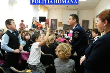 Activități preventive și de informare desfășurate de polițiști pentru marcarea zilei siguranței pe internet