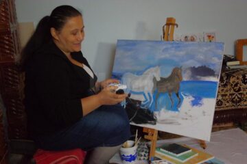 O femeie în vârstă de 47 de ani, din Stroiești, Eleonora Ferar, visează să-și vadă tablourile realizate de ea într-o expoziție