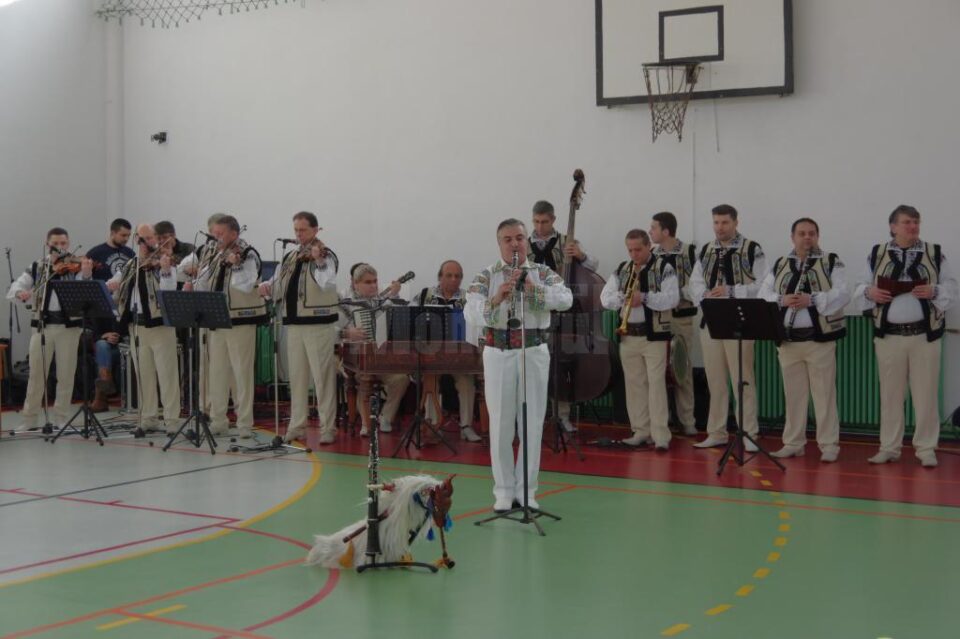 Proiectul „10 pentru folclor” a debutat la Școala Gimnazială Nr. 3 din Suceava