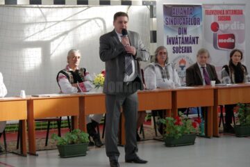 Proiectul „10 pentru folclor” a debutat ieri la Școala Gimnazială Nr. 3 din Suceava, în prezența unui public numeros