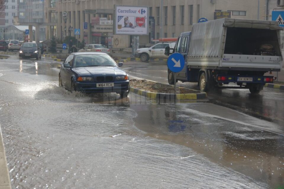 Zeci de metri cubi de apă, scurși pe o stradă din centrul Sucevei