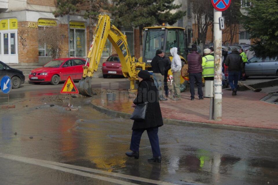 Zeci de metri cubi de apă, scurși pe o stradă din centrul Sucevei