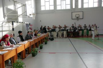 Proiectul „10 pentru folclor” a debutat ieri la Școala Gimnazială Nr. 3 din Suceava, în prezența unui public numeros