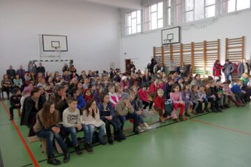 Proiectul „10 pentru folclor” a debutat ieri la Școala Gimnazială Nr. 3 din Suceava, în prezența unui public numeros