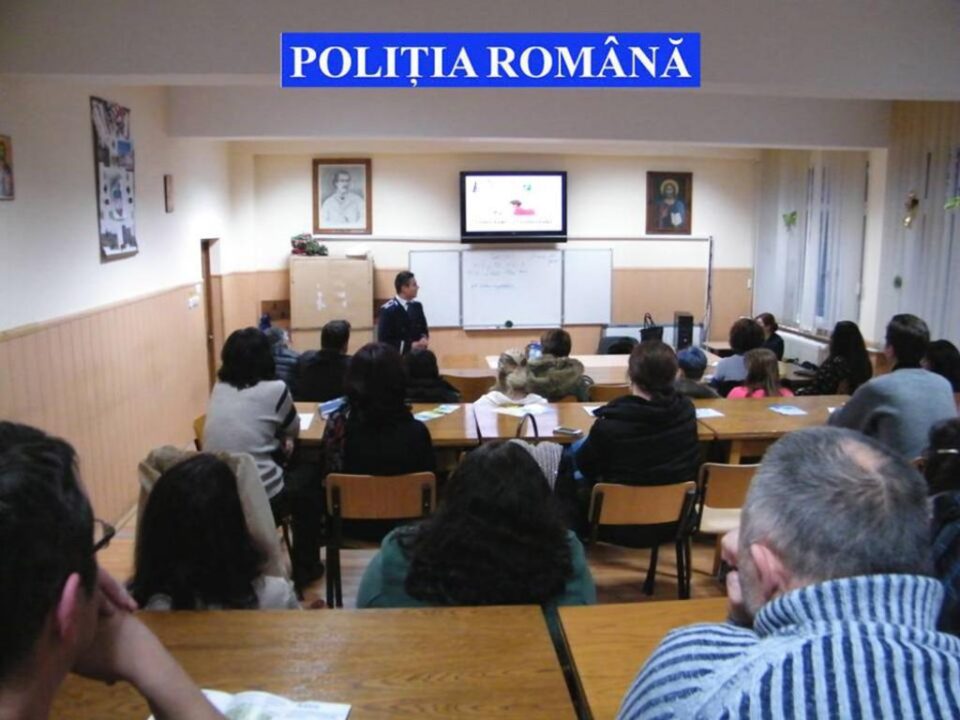 Părinții au fost îndrumați de polițiști în supravegherea copiilor la utilizarea internetului