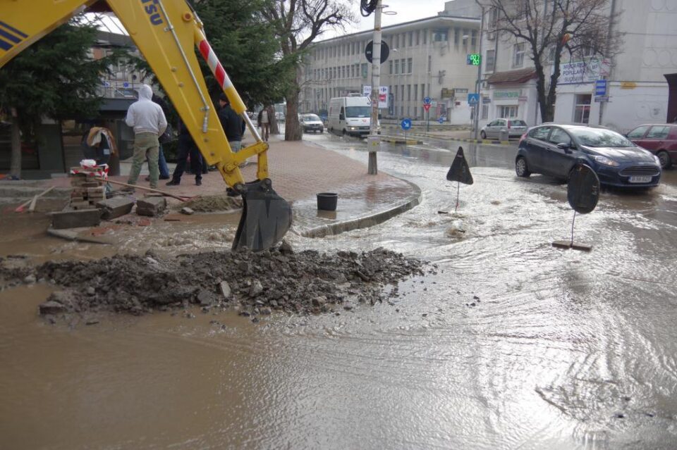 Zeci de metri cubi de apă, scurși pe o stradă din centrul Sucevei
