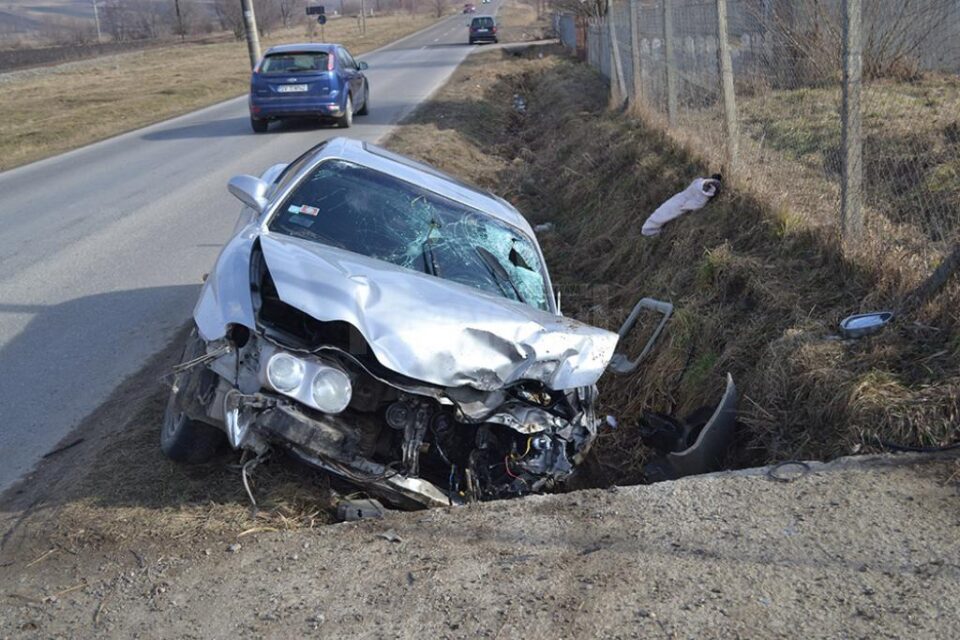 Mașina a fost grav avariată în urma impactului cu capul de pod