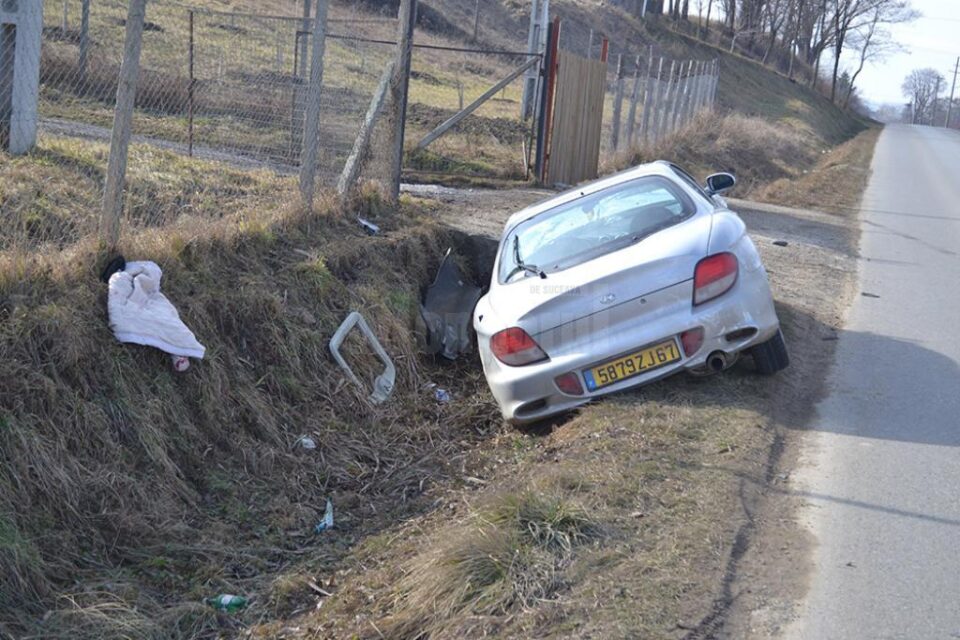 Autoturismul a părăsit banda sa și a intrat pe contrasens într-un cap de pod