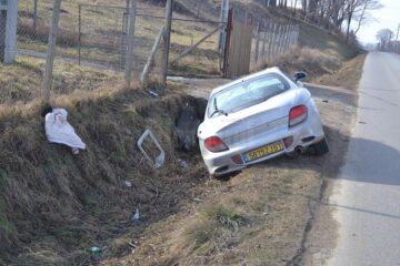 Autoturismul a părăsit banda sa și a intrat pe contrasens într-un cap de pod