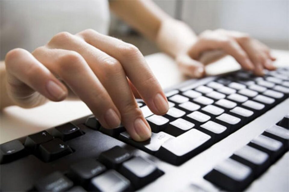 Cum a ajuns arestat și trimis în judecată un tânăr pasionat de calculatoare care descărca filme porno de pe internet. Foto: monomdia.com