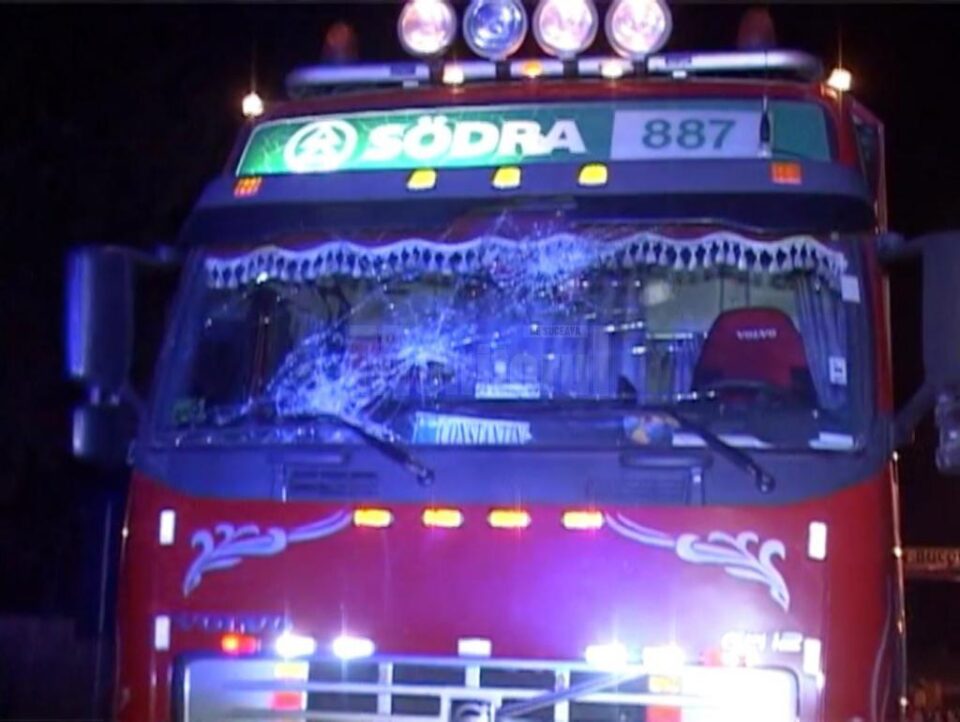 Geamul autotrenului, spart de oamenii dornici de răzbunare