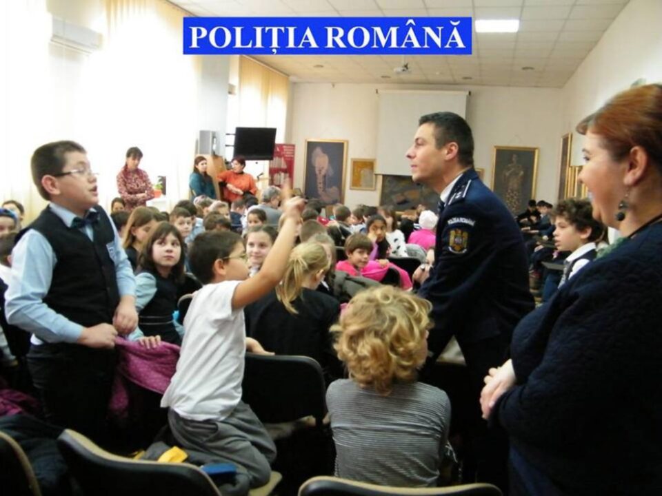 Polițiștii au transmis copiilor informații despre utilizarea în siguranță a internetului Polițiștii au transmis copiilor informații despre utilizarea în siguranță a internetului