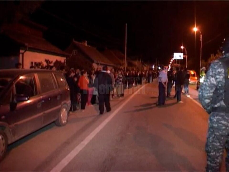 La fata locului s-au adunat atunci în jur de doua sute de oameni, rude și vecini ai decedatului La fata locului s-au adunat atunci în jur de doua sute de oameni, rude și vecini ai decedatului