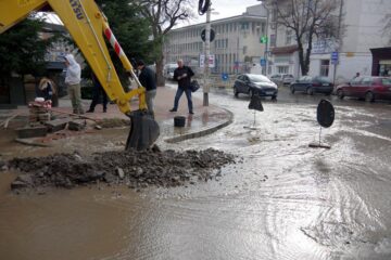Avarie la rețeaua de apă și canalizare pe strada Nicolae Bălcescu