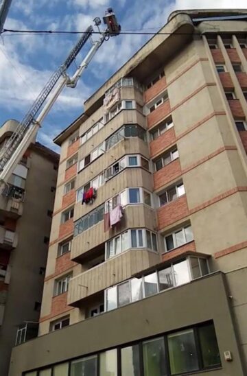 Intervenția pompierilor la blocul din Burdujeni Foto: Elisei Boghean