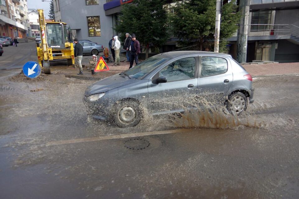 Avarie la rețeaua de apă și canalizare pe strada Nicolae Bălcescu