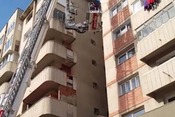 Intervenția pompierilor la blocul din Burdujeni. Foto: Elisei Boghean