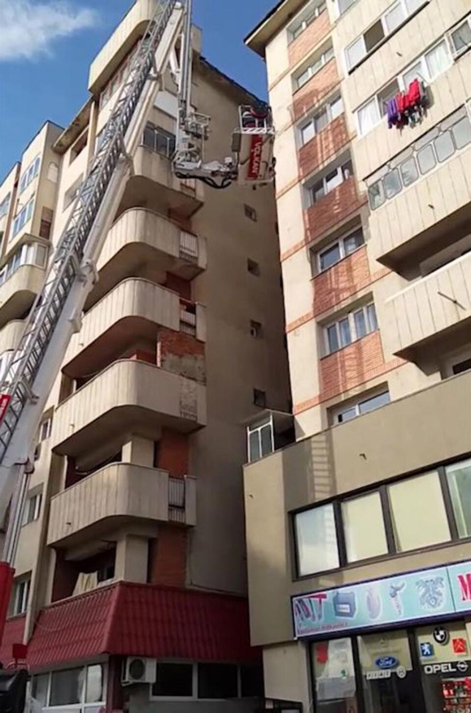 Intervenția pompierilor la blocul din Burdujeni. Foto: Elisei Boghean