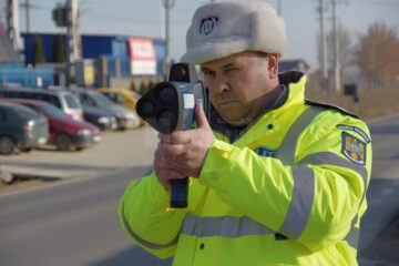 Radarul este mobil și poate măsura viteza mașinilor din locuri greu de vizualizat de către șoferi