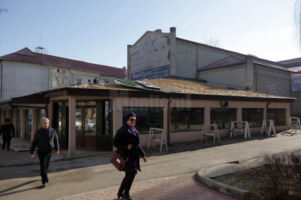 Del'Iri, construcția provizorie din jurul Restaurantului Național, demolată bucată cu bucată