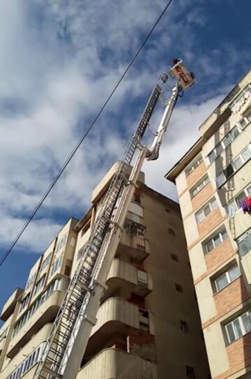 Intervenția pompierilor la blocul din Burdujeni Foto: Elisei Boghean