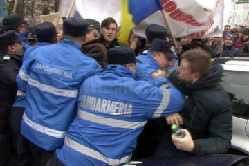 Protestul forestierilor din 1 februarie, care a degenerat într-o încăierare între protestatari și jandarmii care asigurau ordinea, în fața Direcției Silvice Suceava
