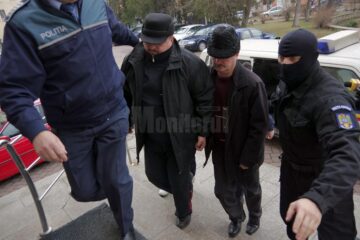 Doi dintre cei trei polițiști reținuți