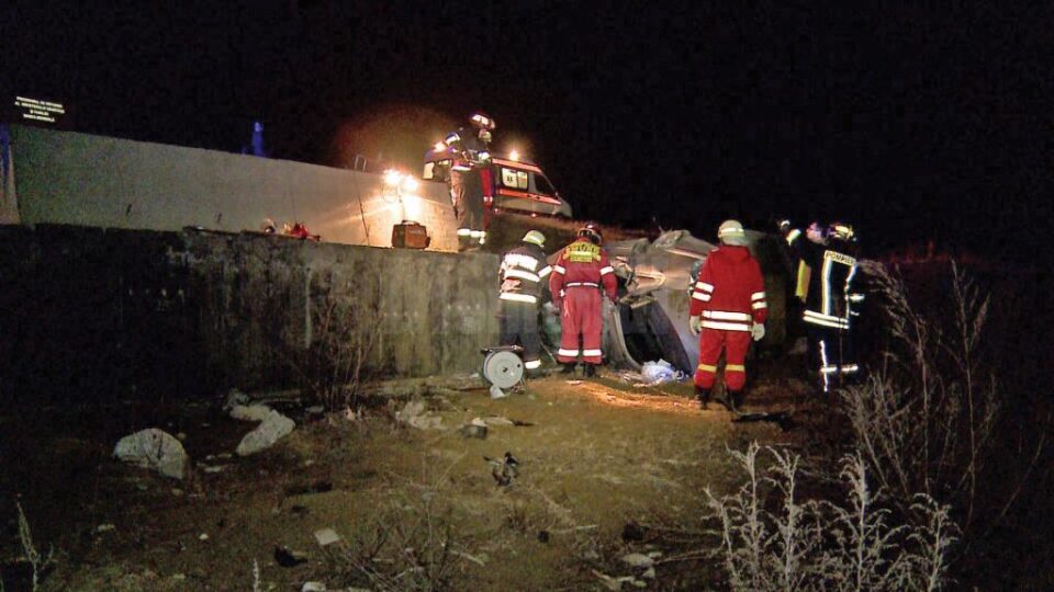 Un tânăr mort, alți trei răniți, după ce s-au răsturnat cu BMW-ul lui Robert Marian