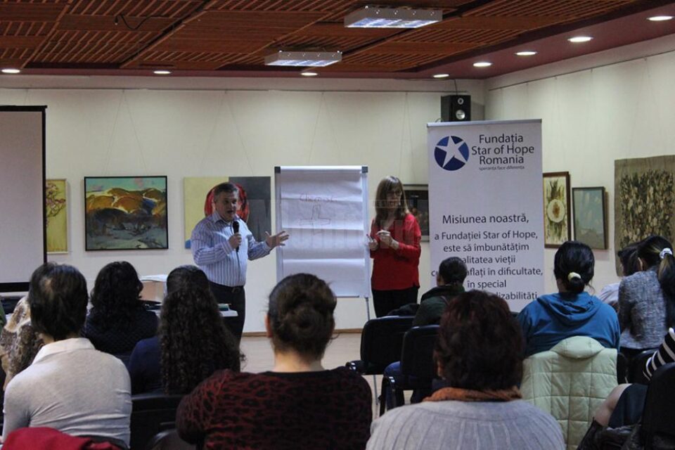 Zeci de părinți suceveni care au copii cu dizabilități au fost instruți de specialiștii Fundației „Star of Hope” România