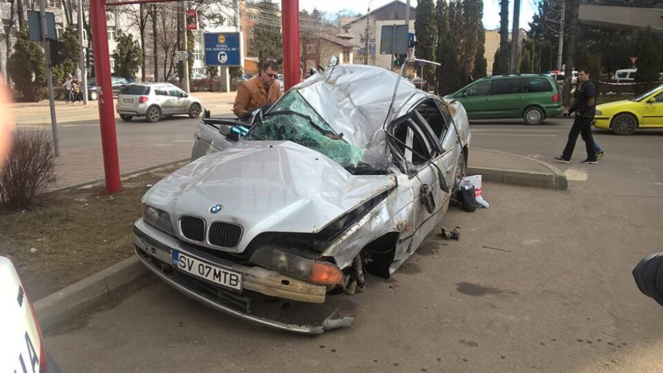 Autoturismul BMW, transformat intr-un morman de fiare, după accidentul de pe 10 februarie a.c.