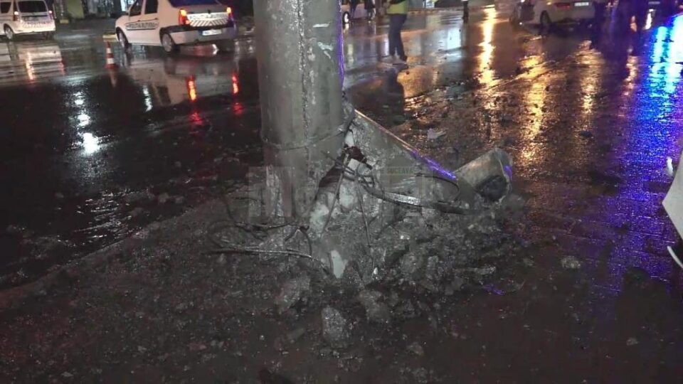 Un Mercedes s-a zdrobit de un stâlp, în cartierul Burdujeni