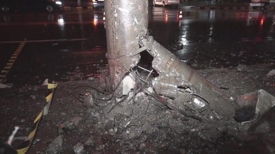 Stâlpul a fost distrus și a rămas în picioare doar susținut de firele din rețea