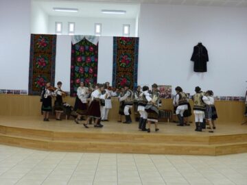 Spectacol de cântece și jocuri populare, la închiderea proiectului „10 pentru folclor”, desfășurat la Moara