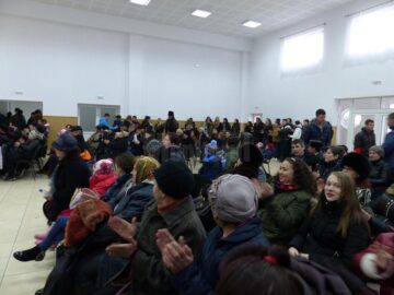 Spectacol de cântece și jocuri populare, la închiderea proiectului „10 pentru folclor”, desfășurat la Moara