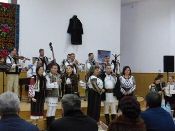 Spectacol de cântece și jocuri populare, la închiderea proiectului „10 pentru folclor”, desfășurat la Moara