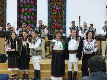Spectacol de cântece și jocuri populare, la închiderea proiectului „10 pentru folclor”, desfășurat la Moara