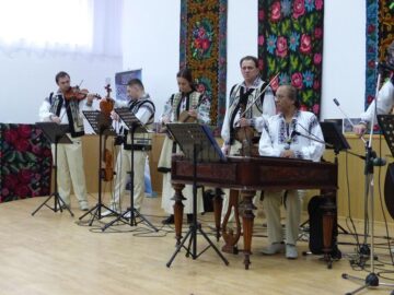Spectacol de cântece și jocuri populare, la închiderea proiectului „10 pentru folclor”, desfășurat la Moara