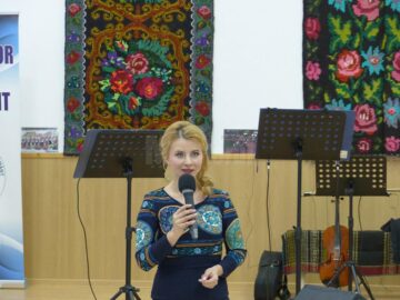 Spectacol de cântece și jocuri populare, la închiderea proiectului „10 pentru folclor”, desfășurat la Moara
