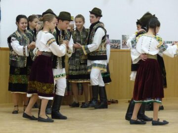 Spectacol de cântece și jocuri populare, la închiderea proiectului „10 pentru folclor”, desfășurat la Moara