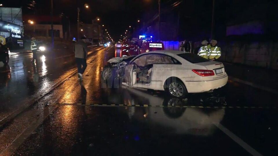 Un Mercedes s-a făcut bucăți, după un accident violent produs din cauza vitezei
