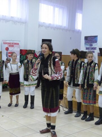 Spectacol de cântece și jocuri populare, la închiderea proiectului „10 pentru folclor”, desfășurat la Moara