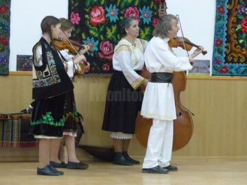 Spectacol de cântece și jocuri populare, la închiderea proiectului „10 pentru folclor”, desfășurat la Moara