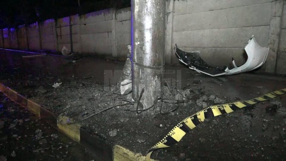 Un Mercedes s-a făcut bucăți, după un accident violent produs din cauza vitezei