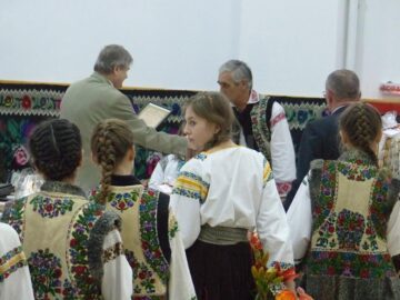 Spectacol de cântece și jocuri populare, la închiderea proiectului „10 pentru folclor”, desfășurat la Moara