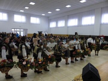 Spectacol de cântece și jocuri populare, la închiderea proiectului „10 pentru folclor”, desfășurat la Moara