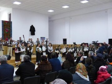 Spectacol de cântece și jocuri populare, la închiderea proiectului „10 pentru folclor”