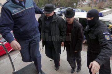Doi dintre cei trei polițiști arestați