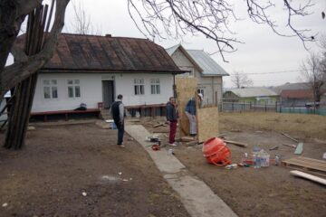 Viața bătrânului din Bosanci care trăia asemeni unui câine s-a schimbat radical