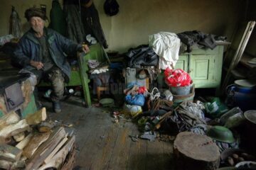 Alexandru Moldovan, în vârstă de 80 de ani, trăia într-o mizerie cruntă